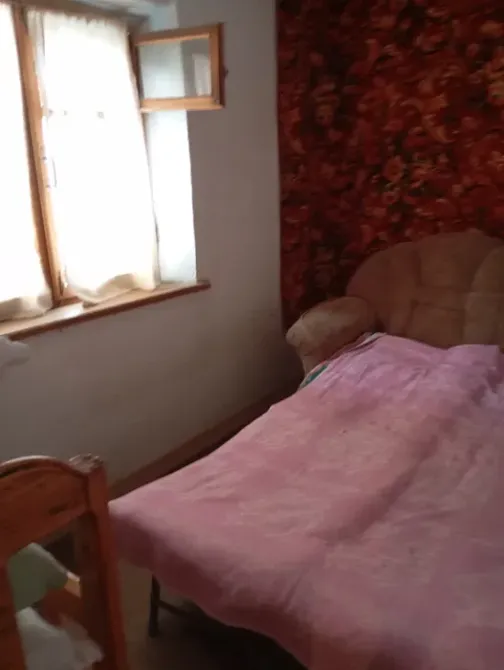 Терезе бар бөлмедегі төсек және қызғылт төсек-жабдық