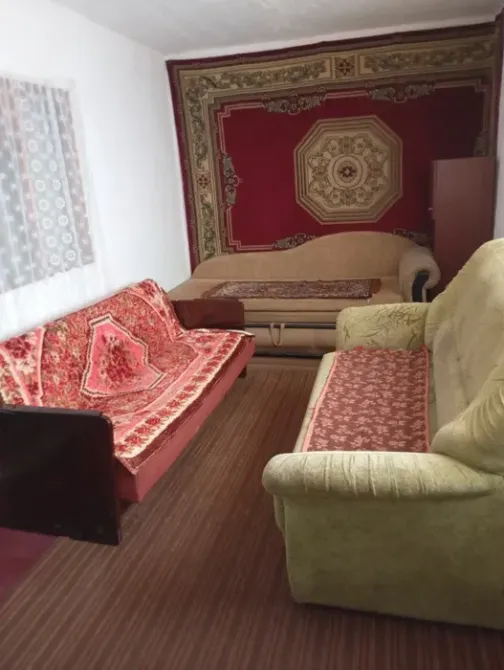 Гостиная интерьері дивандар мен кілемдермен