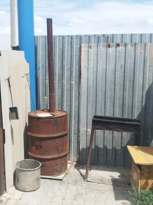 Металл бочка, түтігі бар және құрылым