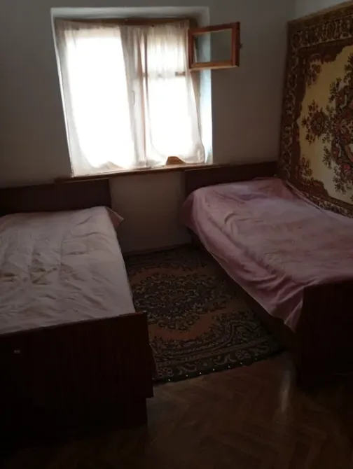 Терезе бар бөлмедегі екі бір кісілік төсек