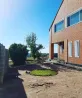 Үлкен үй жасыл ауламен және ашық аспанмен