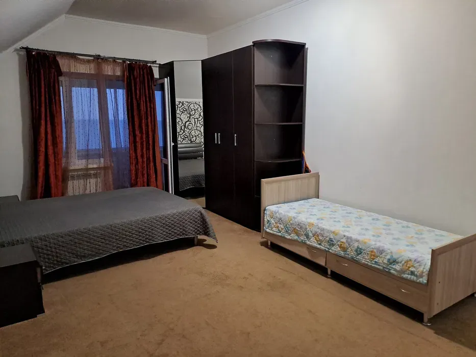 Спальня с двуспальной кроватью и шкафом