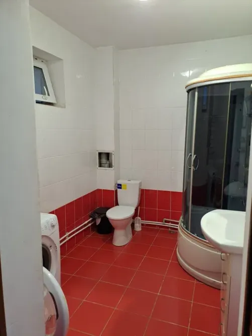 Современная ванная комната с душевой кабиной