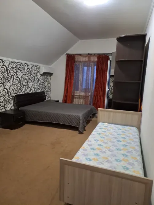 Уютная спальня с двуспальной кроватью и одноместной койкой