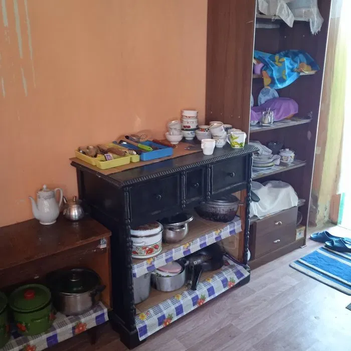 Мебель на кухне с посудой и кастрюлями