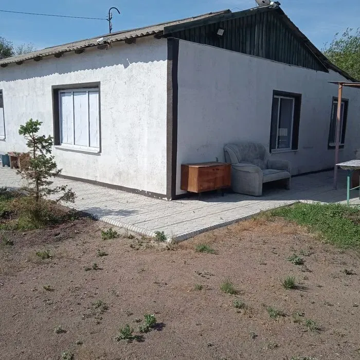 Вид на дом с диваном рядом