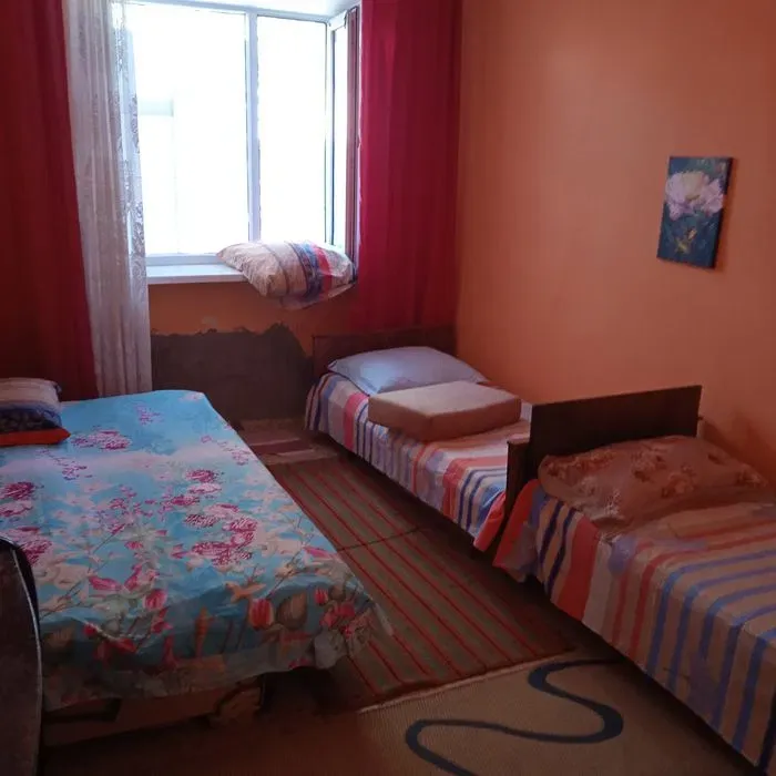 Комната с тремя кроватями и окнами