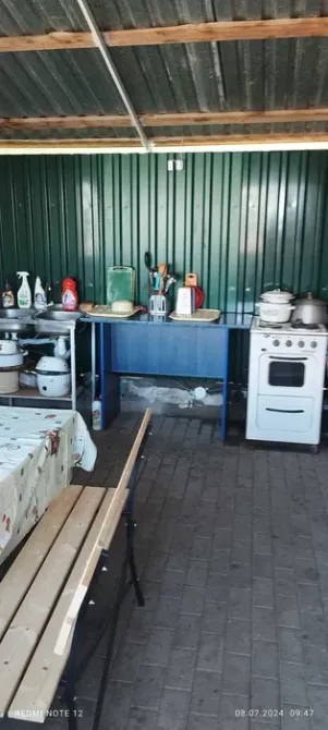 Открытая кухня с плитой и кухонными принадлежностями