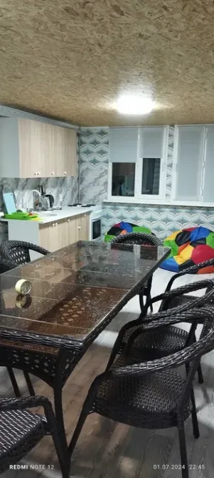 Кухня с обеденным столом и стульями