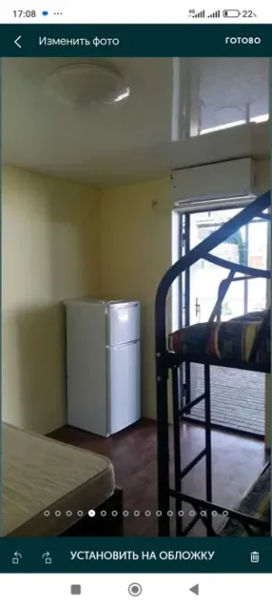 Комната с двухъярусной кроватью и холодильником