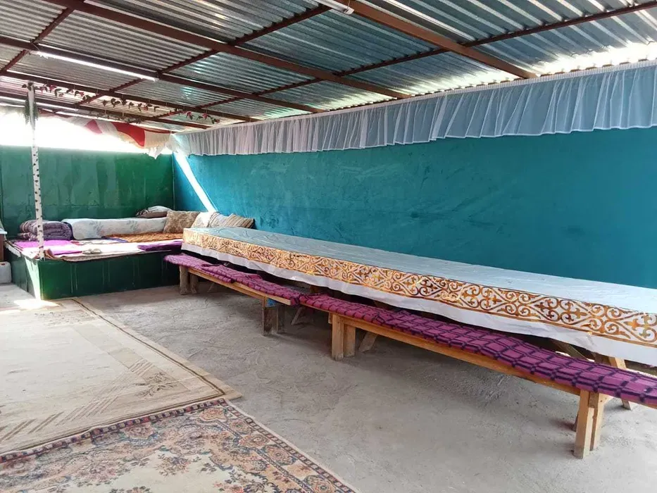 Открытая зона с длинными скамьями и мягкими подушками