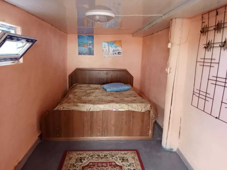 Просторная комната с одной большой кроватью и искусством на стенах