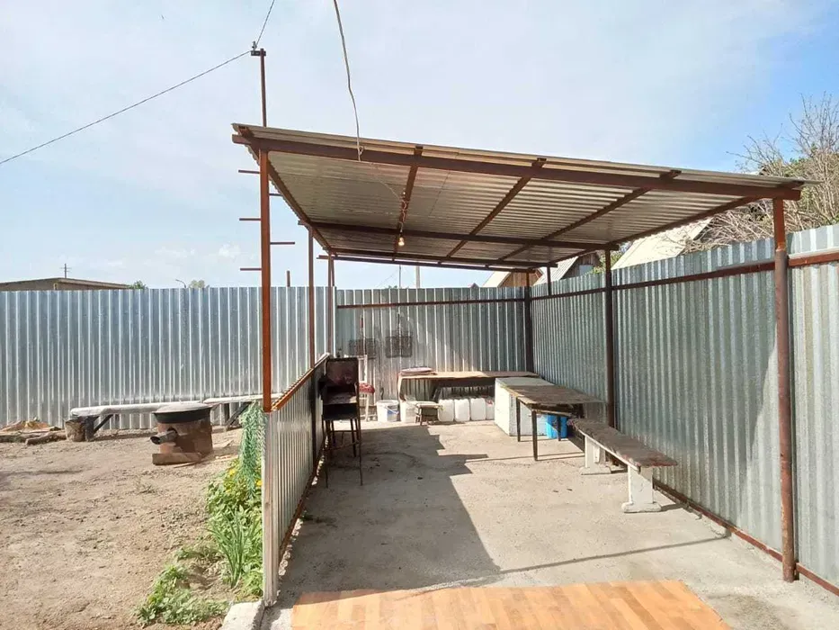 Уличное пространство с крытой зоной для отдыха