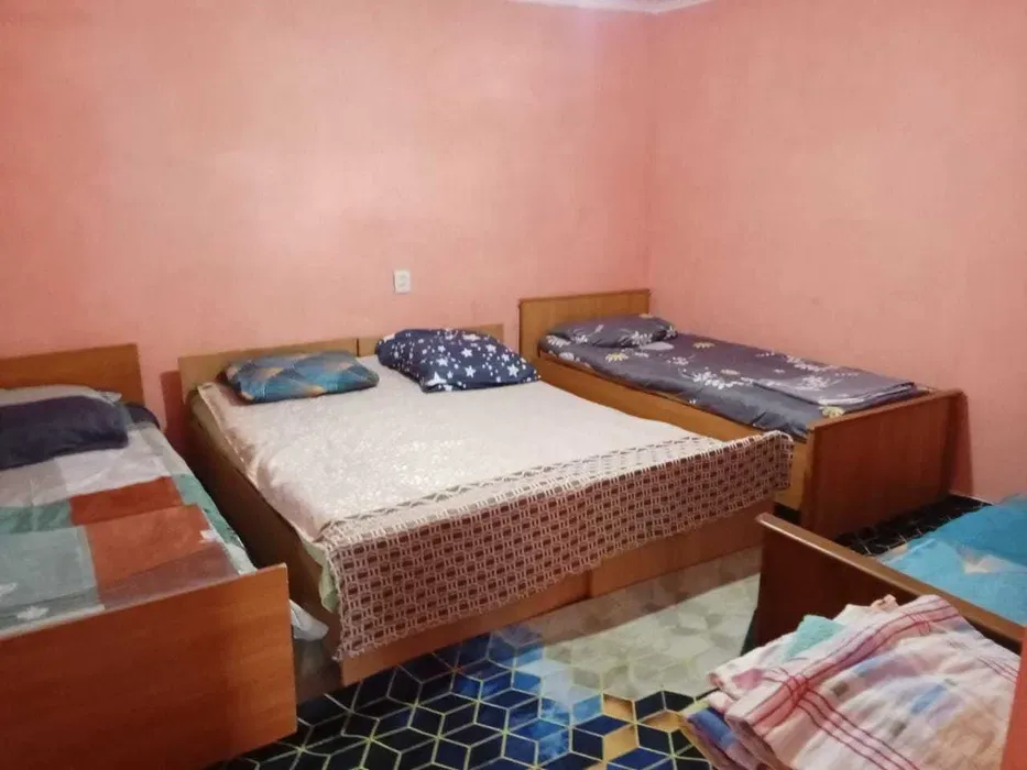 Комната с тремя кроватями в красных и синих тонах