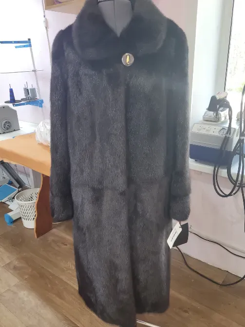 Пуховик из чернобурки, вид спереди, на манекене