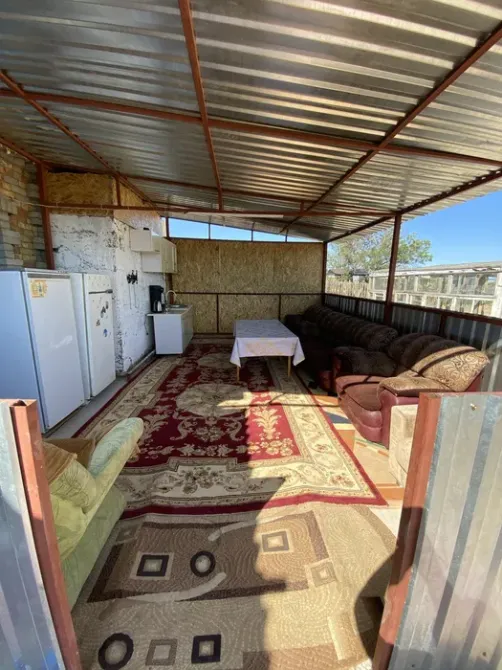 жабық асхана-гостиная дивандар мен үстелмен