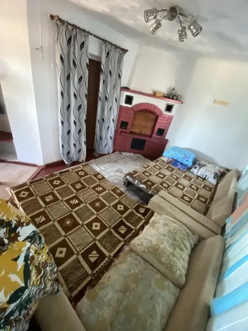 дивандар мен каминмен гостиная