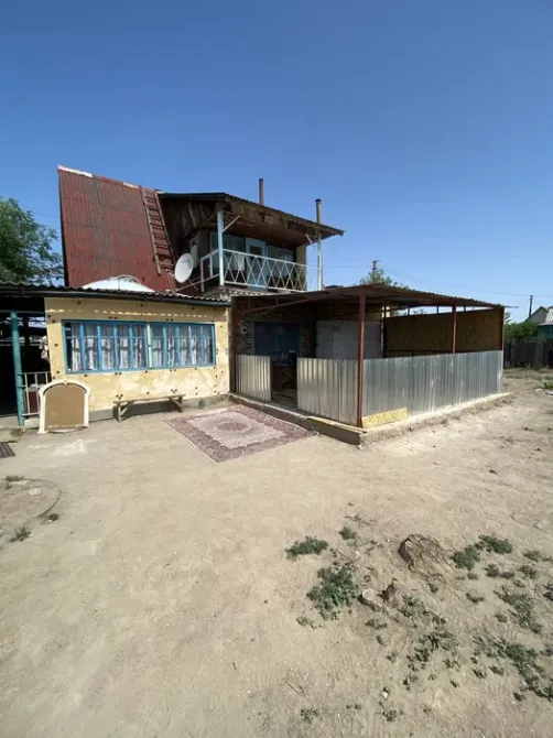 үйдің фасады артқы аула мен террасамен