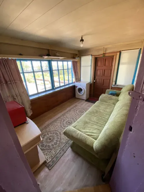 жарық бөлме диван мен кір жуғыш машинасы бар