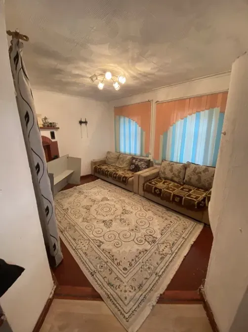 жарық перделері бар жайлы бөлме