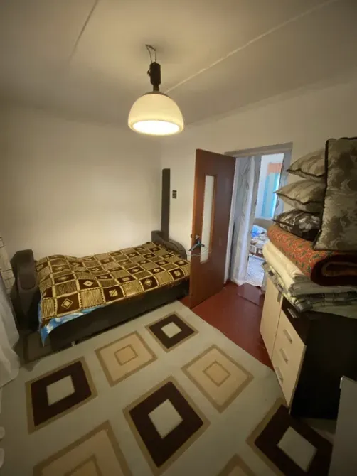 жалғыз кереует пен шкафы бар жатын бөлме