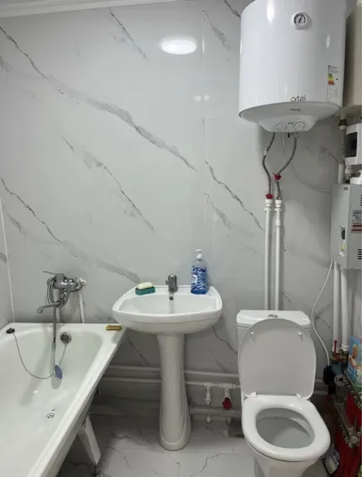 Ванная комната с раковиной и унитазом