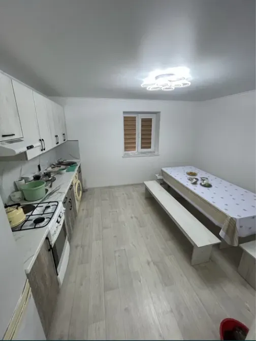 Кухня с обеденным столом и плитой