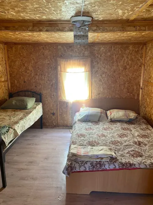 Бір қос және бір жалғыз кереуеті бар бөлме