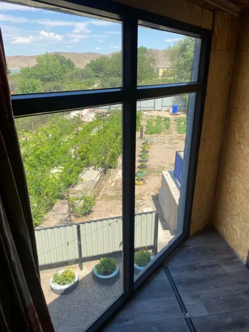 Жақсы күтілген ауданға терезеден панорамалық көрініс