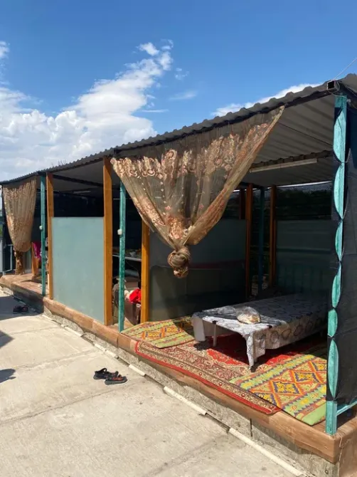 Перделер мен кілеммен жабдықталған павильондарда жайлы демалыс