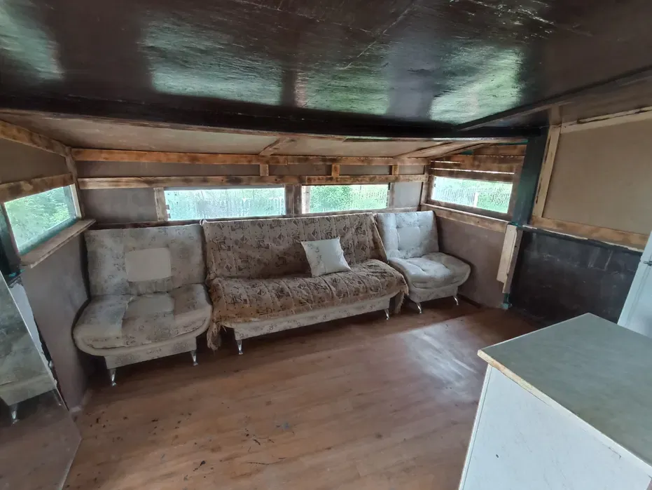 Гостиная с диванами и окнами