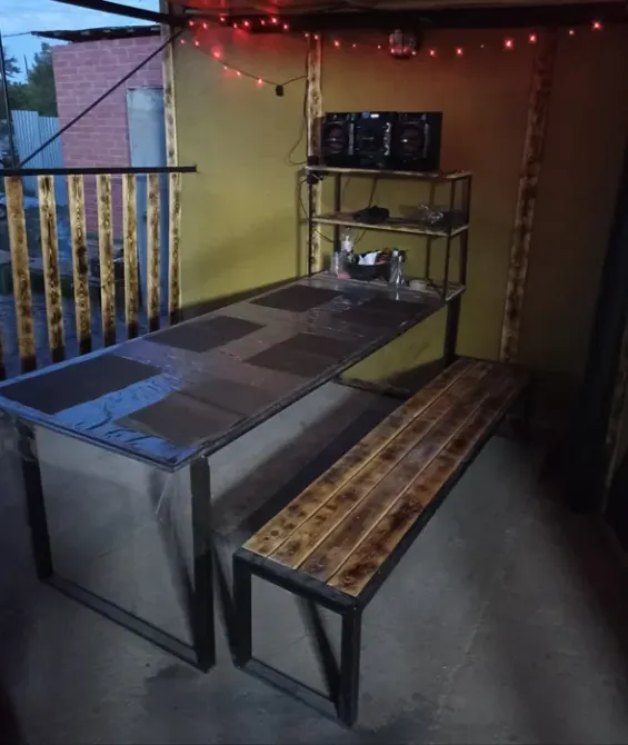 Столовая с длинным столом и стульями