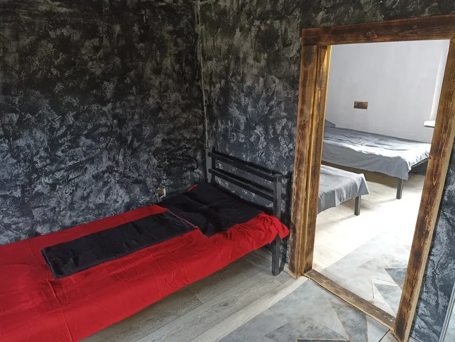 Спальная комната с красной и серой кроватями