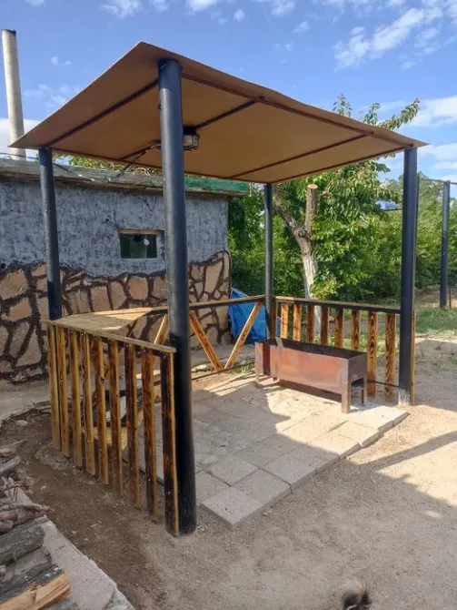 Навес с деревянными перилами