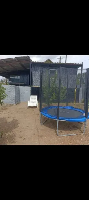 Участок с батутом и loung-стулом