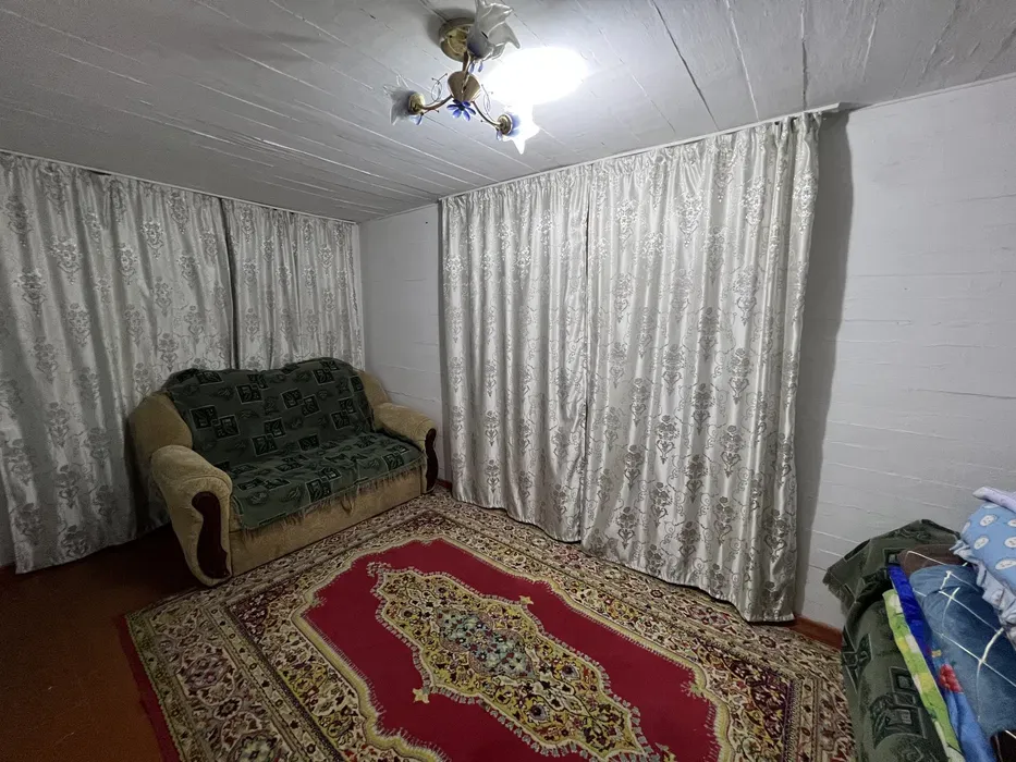 комната с диваном и ковром