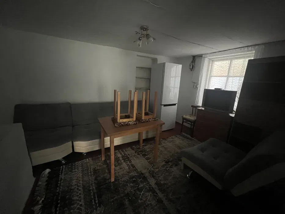 комната с перевернутыми стульями и холодильником