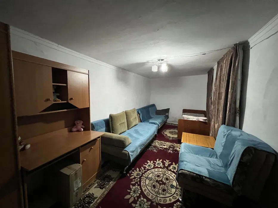 комната с диванами и письменным столом