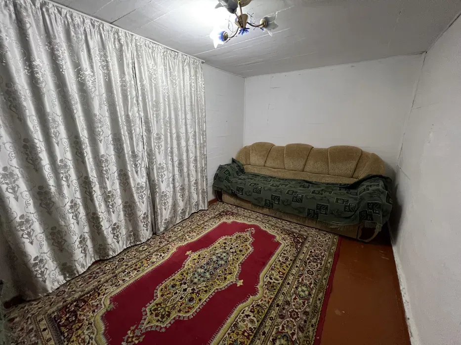 комната с диваном и ярким ковром