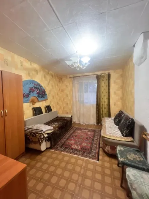 Мөлдір терезесі бар жиһазбен жабдықталған бөлме