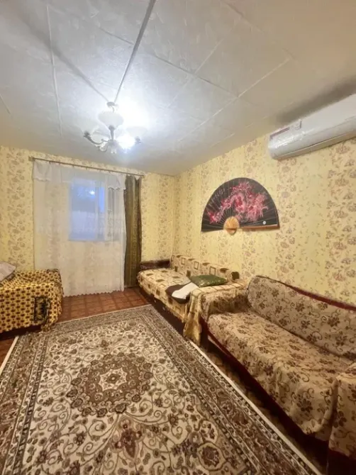 Диван және кілемі бар бөлмеңіз