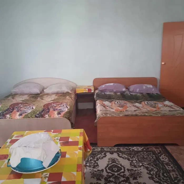 комната с двумя кроватями и столом с посудой