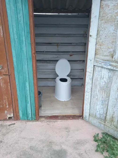 туалет в деревянном строении