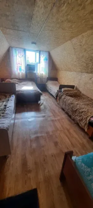 Спальная комната с несколькими кроватями