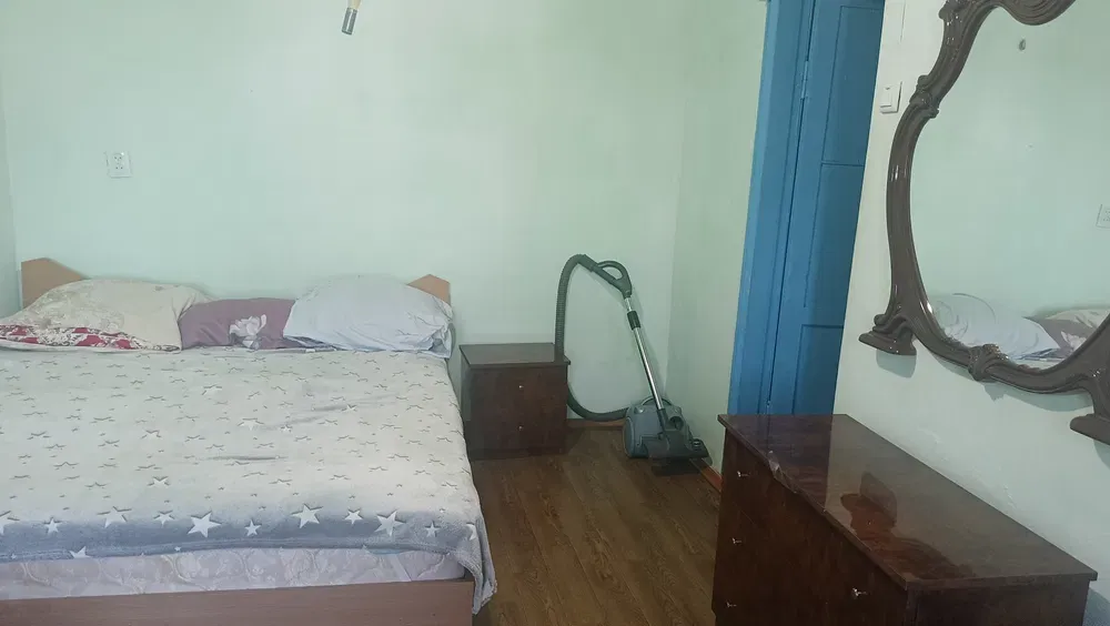 Спальная комната с кроватью и зеркалом