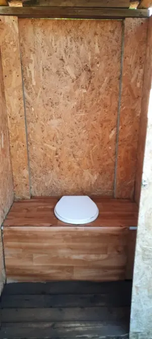 Туалет в деревянном блоке