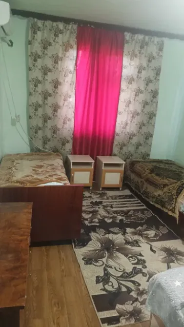 Комната с двумя кроватями и занавесками