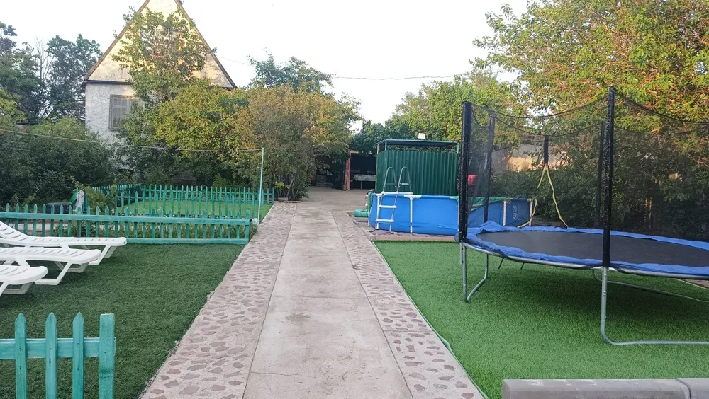 Двор с бассейном и спортивным инвентарем