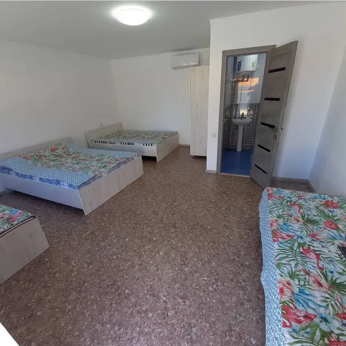 Бірнеше кереуеті бар жайлы ұйықтайтын бөлме