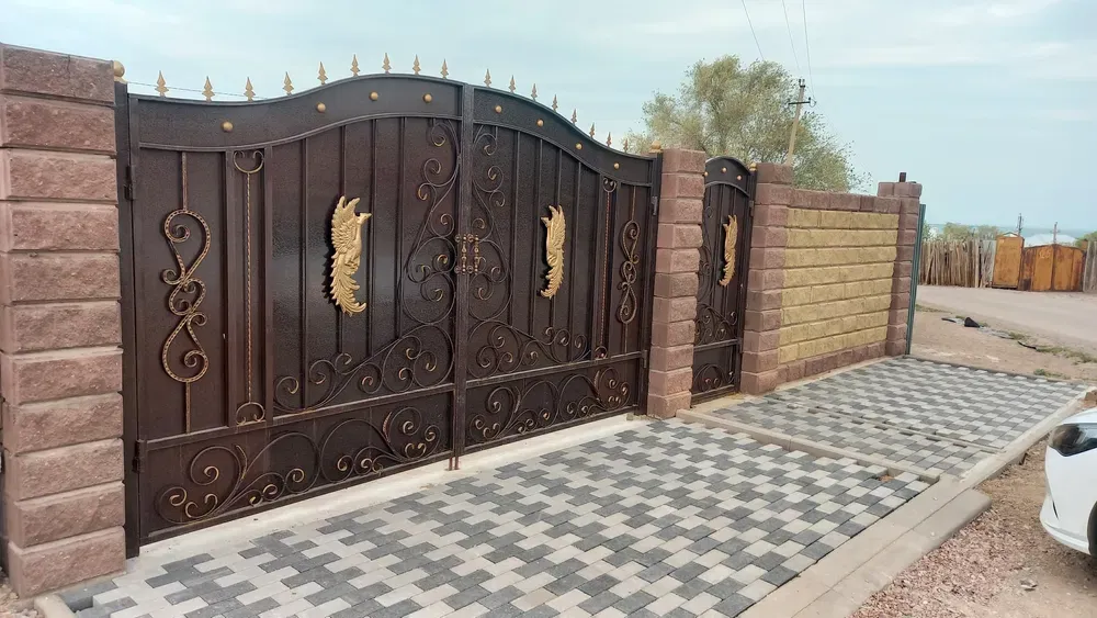 Құйып жасалған қақпалар мен арқалық плитка